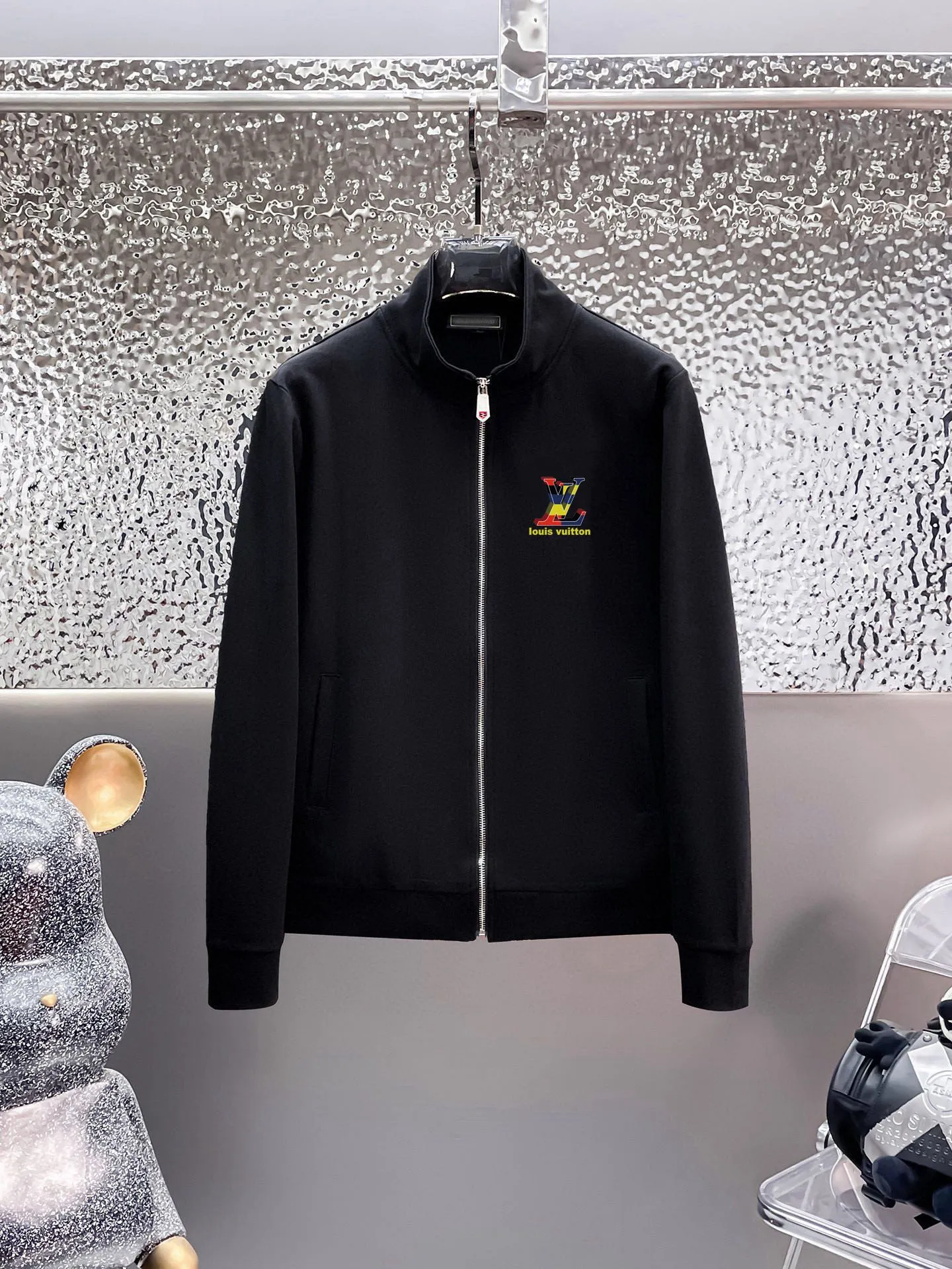 🅿️420 [LV Louis Vuitton] (Fat Man Gospel) hot-selling suit is coming. Focus on the original version of the official website. 2025 new hot-selling cardigan sweater suit. The original order is the best. 🇭🇰The meticulous work of top designers is dedicated to a fitting and perfect upper body effect. All-natural high-quality Roman cotton 100%, close-fitting comfort, noble and elegant! Original hardware embodies elegance and nobility! Counter size: M-5XL (maximum wear up to 220 pounds)